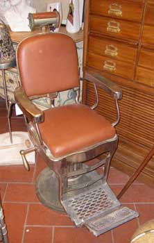 antiquariato: Barber's chair, with leather, Catania