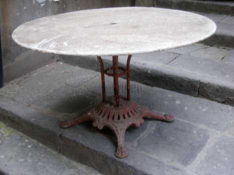 antiquariato: Round table, with red legs