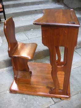 antiquariato: School desk with chair