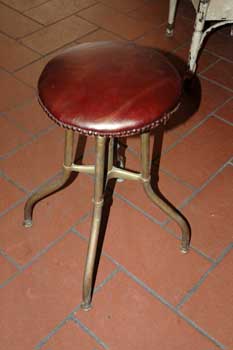 antiquariato: Bronze stool, with leather