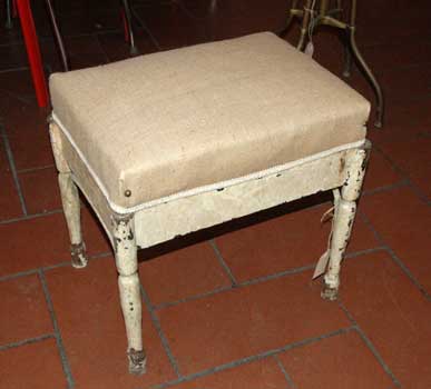 antiquariato: Painted white stool