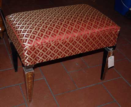antiquariato: Wood stool, with wonderful legs