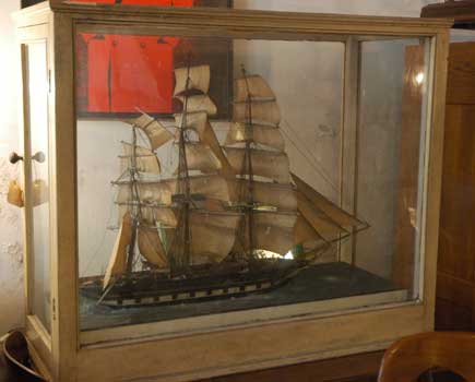 antiquariato: Antique case with ship, XIX century