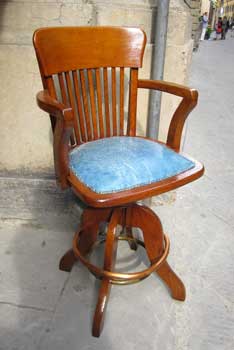 antiquariato: Oak wood armchair, with light blu leather, Las Vegas