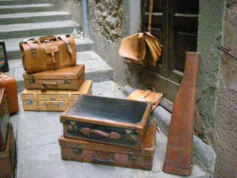antiquariato: Leather suitcases