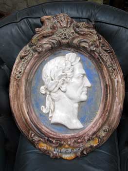 antiquariato: Ovale in terracotta invetriata raffigurante Giulio Cesare