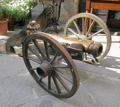 antiquariato: Old gun from parade