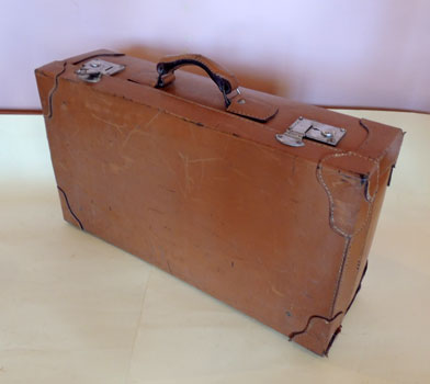 antiquariato: Brown leather suitcase