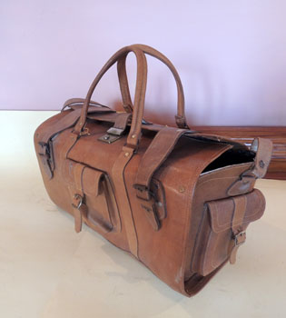 antiquariato: Brown leather bag
