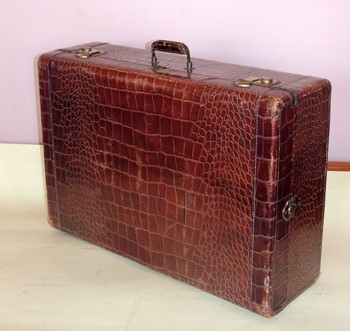 antiquariato: Crocodile leather suitcase