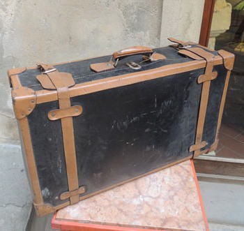 antiquariato: Valigia in pelle e cartone nera, con fibbie
