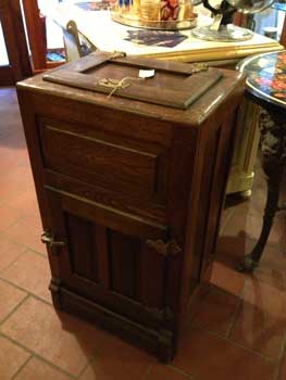 antiquariato: Ice chest, in oak wood