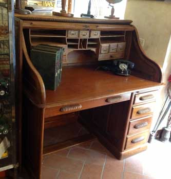 antiquariato: Roll desk, in walnut, with 5 drawers
