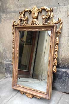 antiquariato: Golden mirror, with decoration in wood