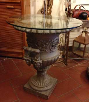 antiquariato: Cast iron vase/table, with glass on the top, XIX century