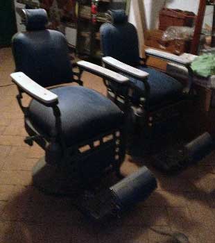 antiquariato: pair of barber chairs