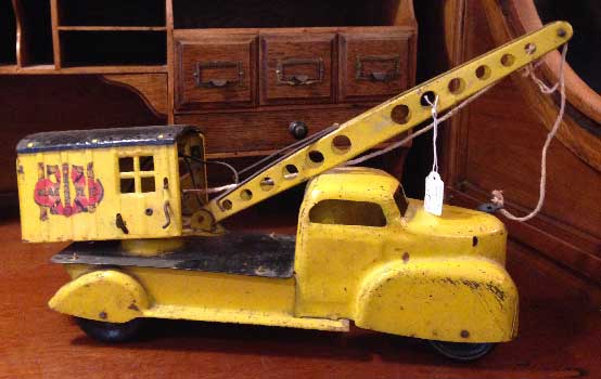 antiquariato: yellow toy crane