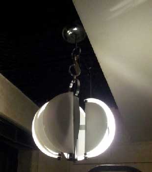 antiquariato: lampadario in plastica e metallo bianco