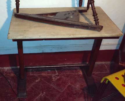 antiquariato: wooden coffee table with marble top