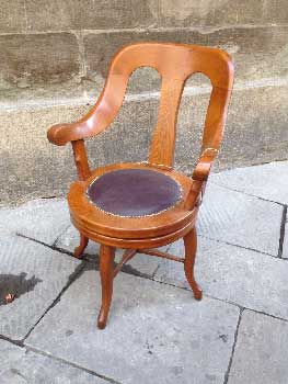 antiquariato: swivel chair in wood with leather seat