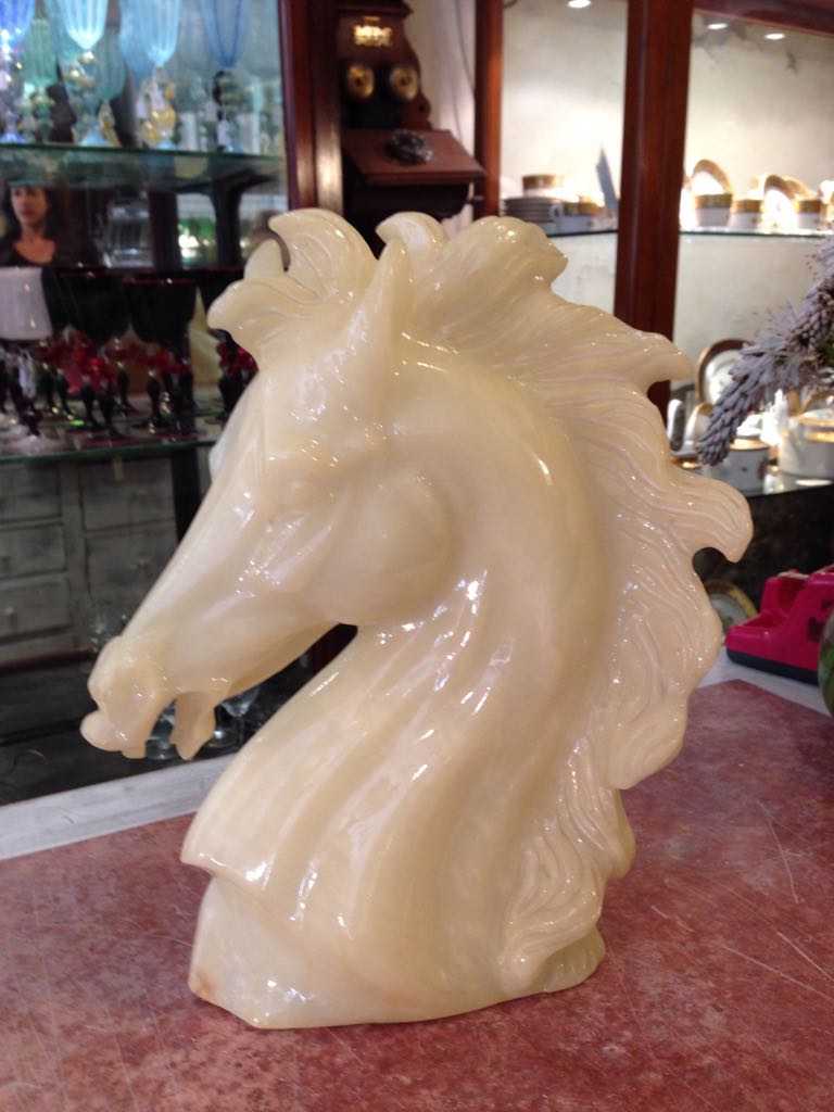 antiquariato: alabaster horse head