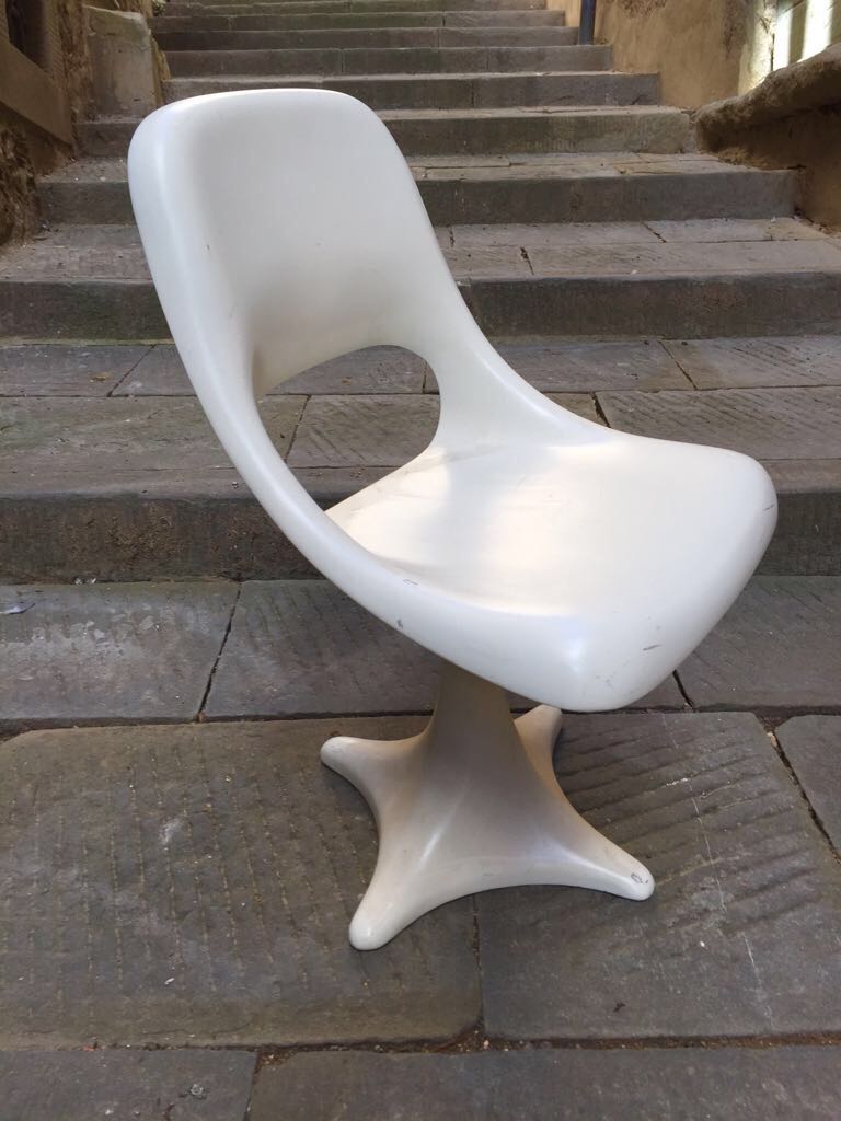antiquariato: sedia in plastica bianca