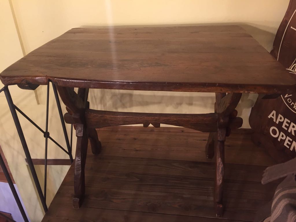 antiquariato: wooden table