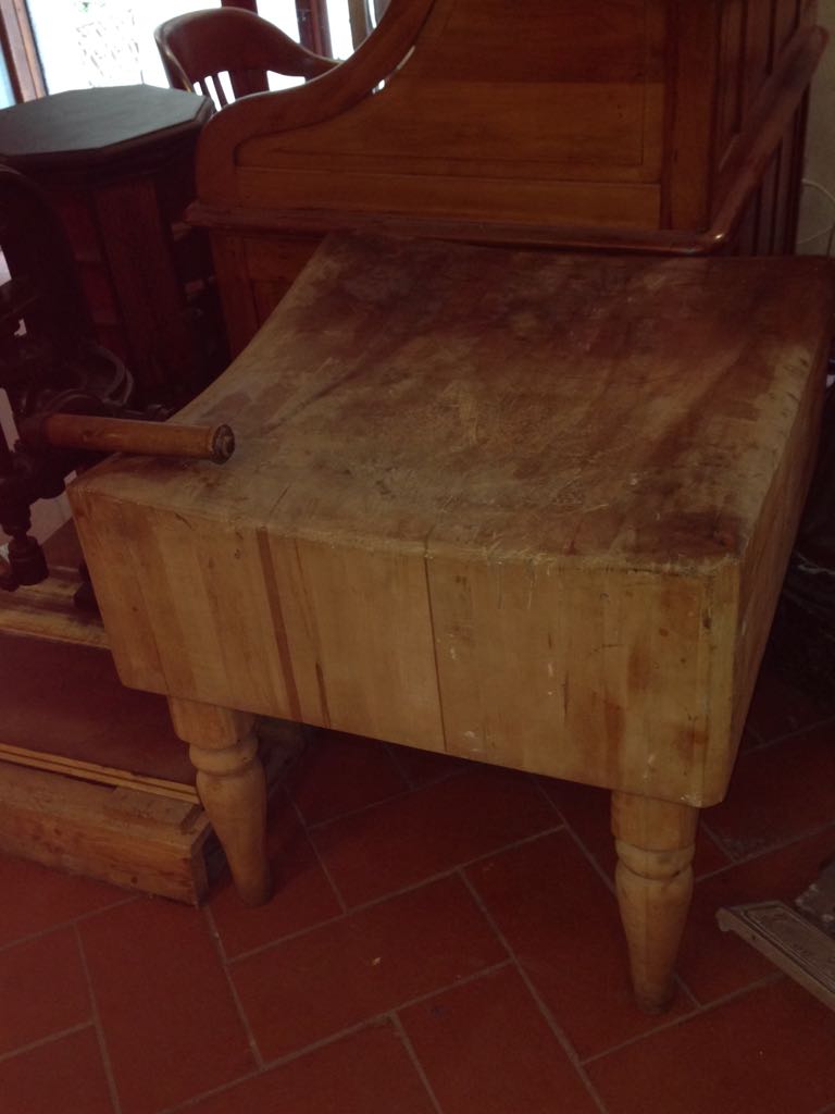 antiquariato: butcher's table
