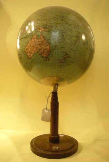 antiquariato: Globe with wood base, first part of XX century