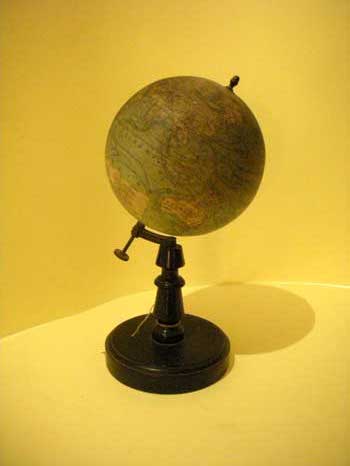 antiquariato: Small globe, with wood base, Forest, Paris