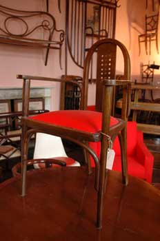 antiquariato: Thonet armchair, with red leather