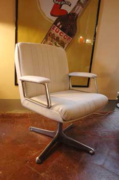 antiquariato: A couple of armchair, in metal and white leather