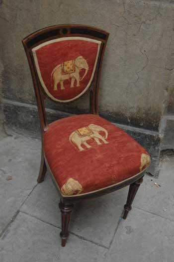 antiquariato: Walnut chair, with elephants, XIX sec