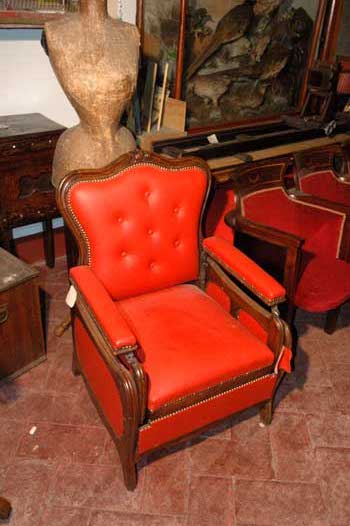 antiquariato: Walnut armchair, with red leather and drawer