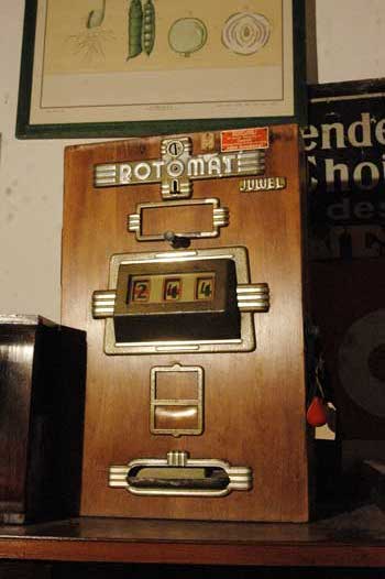 antiquariato: Vecchia slot machine in legno, ROTOMAT