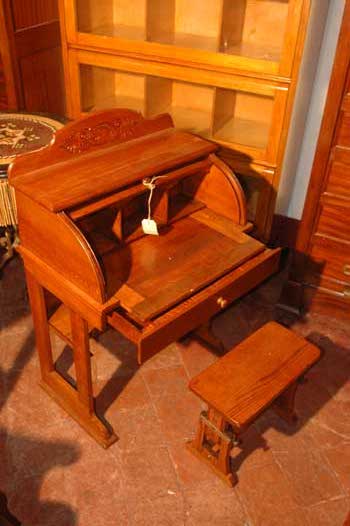 antiquariato: Small desk for child