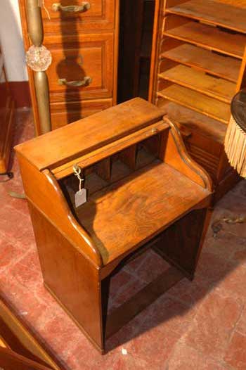 antiquariato: Small desk for child