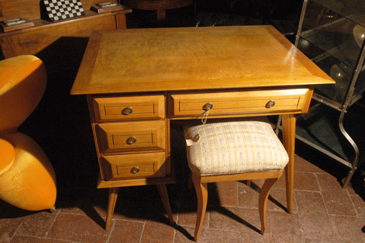 antiquariato: Small desk in wood