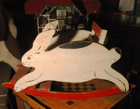 antiquariato: Dondolo in legno, per bambini a forma di coniglio