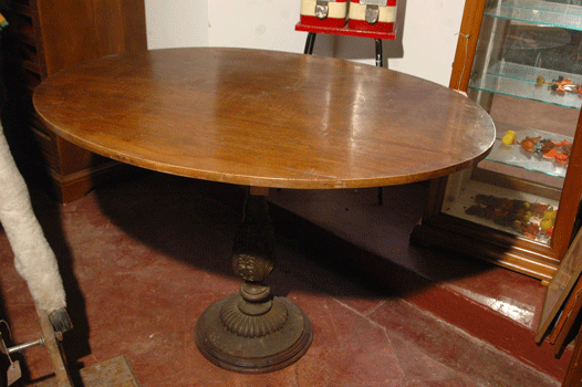 antiquariato: Oval table, in walnut and cast iron