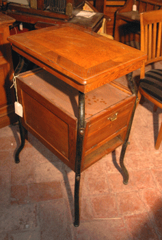 antiquariato: Office furniture, in oak wood