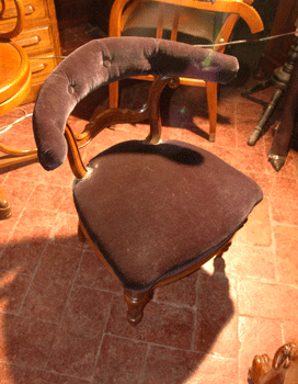 antiquariato: Antique armchair, in walnut and velvet, end of XIX century