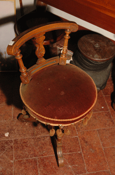 antiquariato: Walnut stool with velvet, end of XIX century