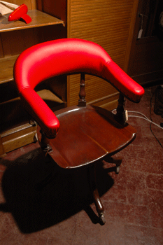 antiquariato: Oak armchair, with red leather