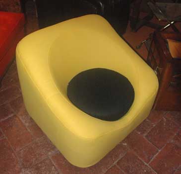 antiquariato: Yellow and black chair