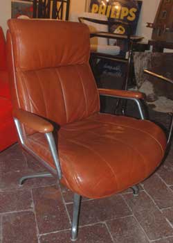 antiquariato: Couple of chair leather and iron