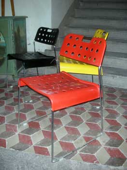 antiquariato: 3 metal chairs, red, black and yellow