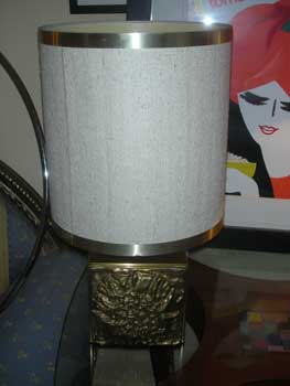 antiquariato: Metal lamp, with decoration on the base
