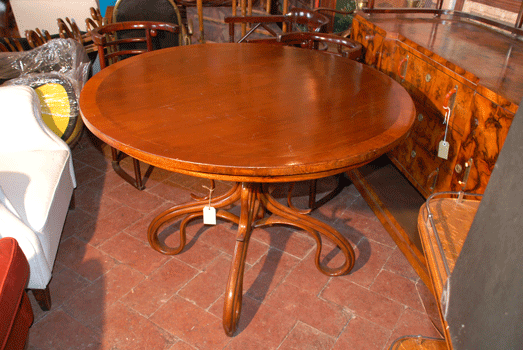 antiquariato: Beech round table Thonet, with wonderful legs, model number 3