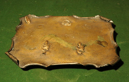 antiquariato: Brass tray, with lizards and scarabeo, Good luck
